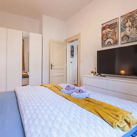 Apartment Alfons Mucha Flat / Quiet Street / National Museum